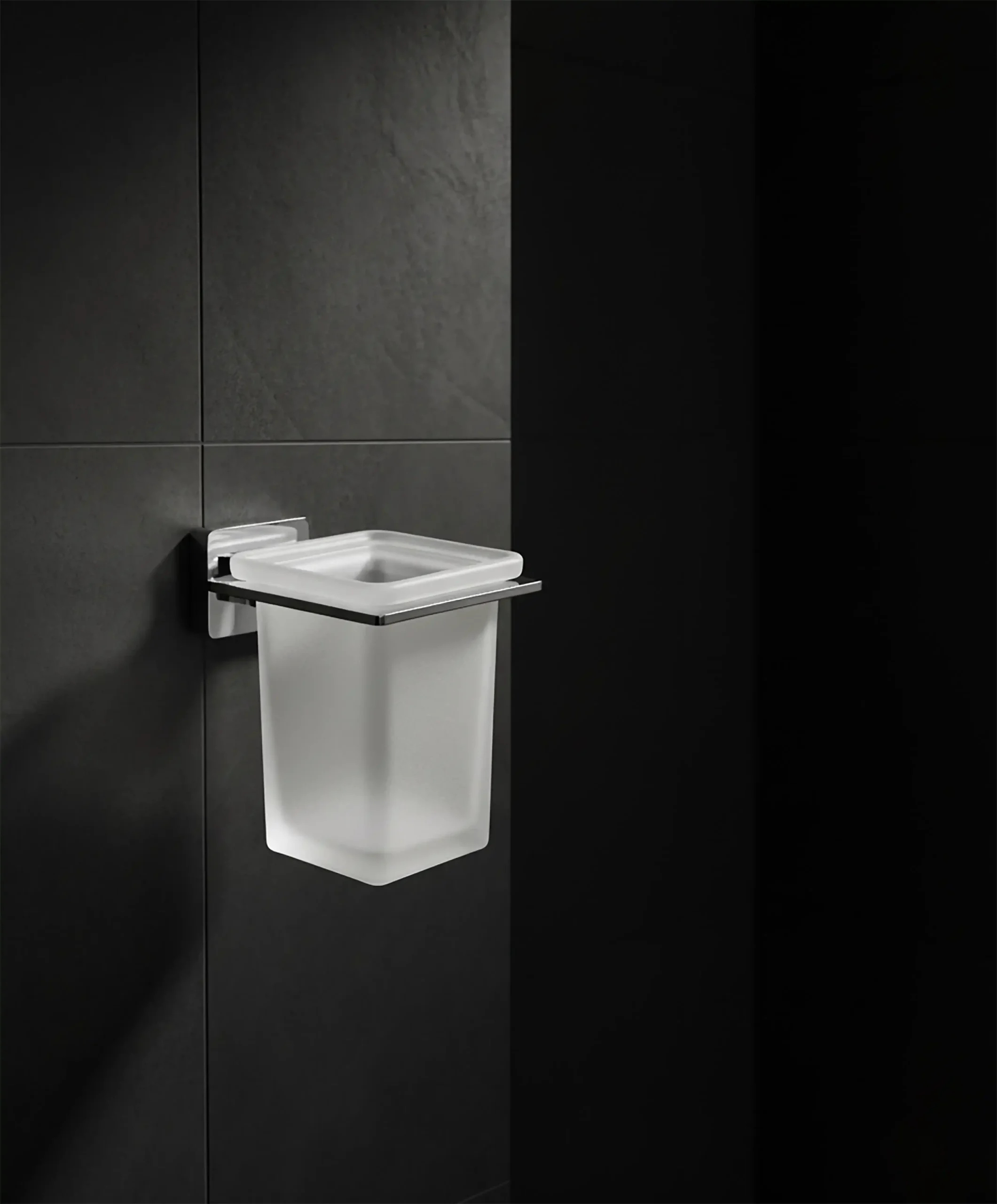 papelera baño en la pared